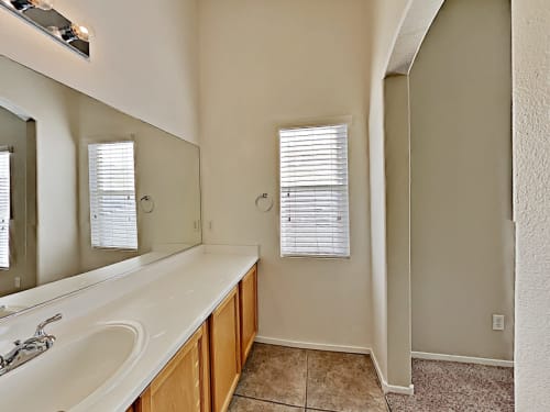 Rooms for rent with private bathroom in Henderson, NV