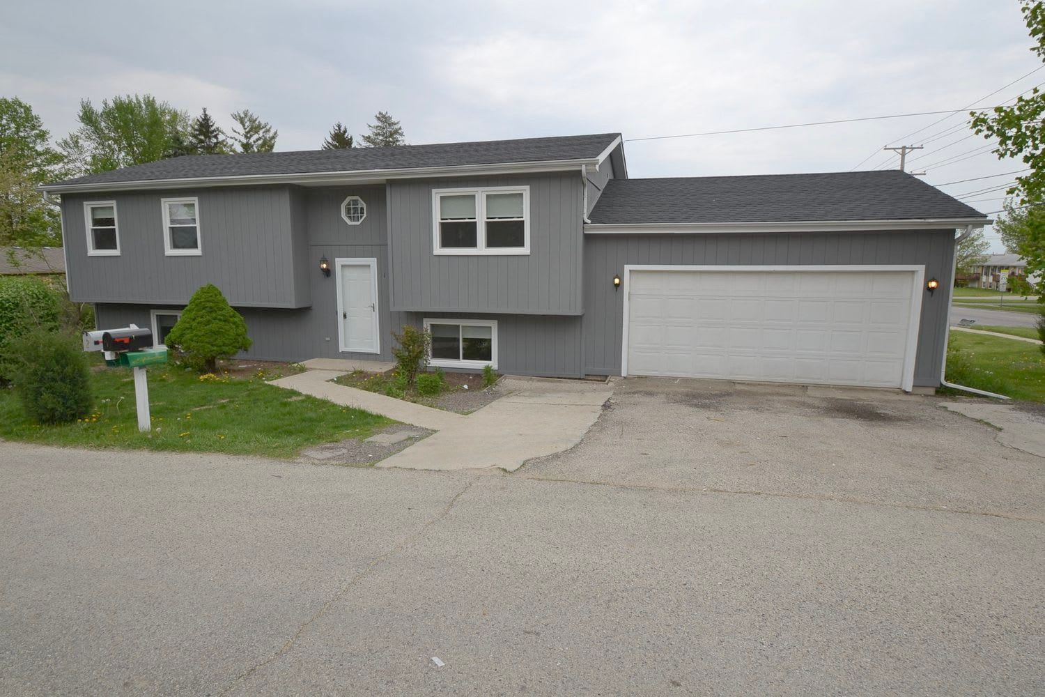 3-Bed House for Rent - 1 Linden Ave, Fox Lake, IL