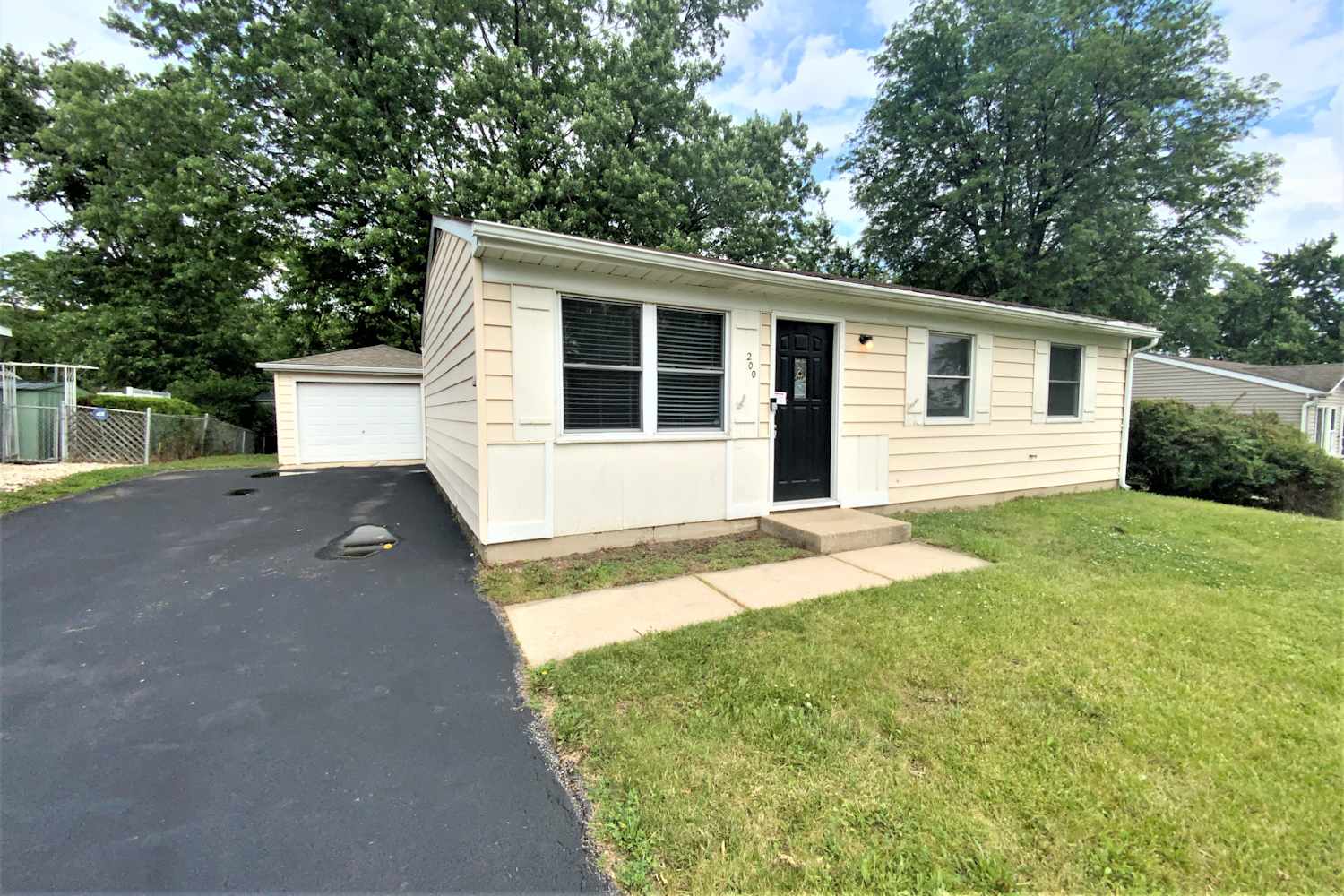 3-Bed House for Rent - 200 Valley Dr, Bolingbrook, IL