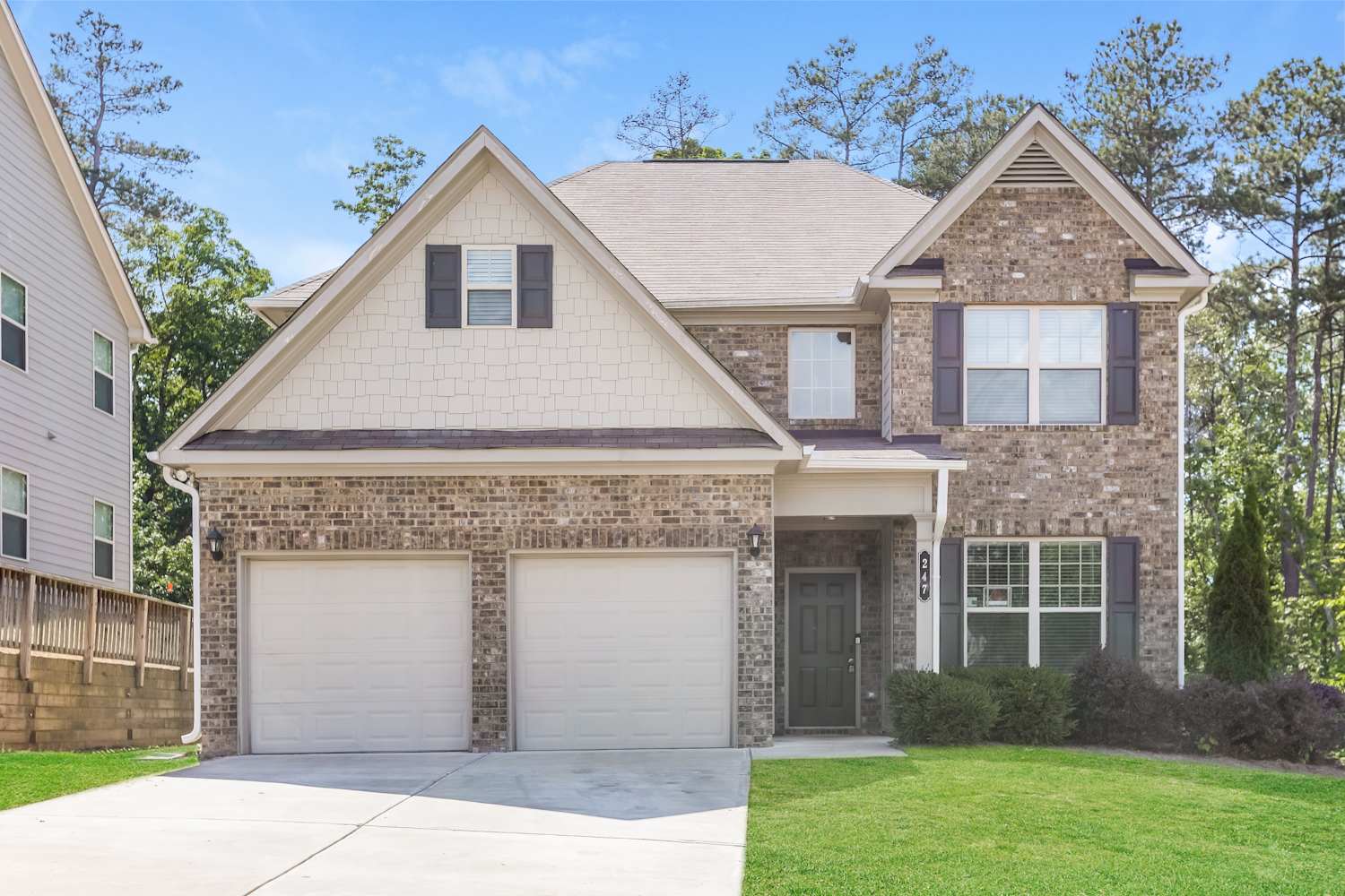 4-Bed Apartment in Moss Pointe, Canton