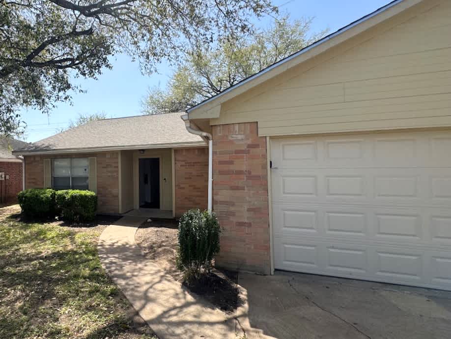 3-Bed Home at 4706 Woodway Ave, Rosenberg