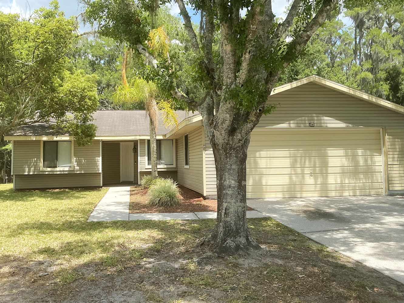 3-Bed Home at 515 Lakeview Dr, Oldsmar
