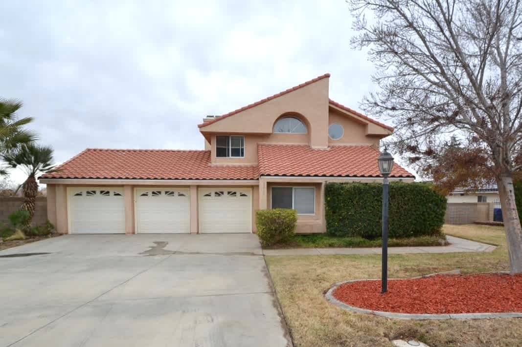 4-Bed House for Rent - 5319 Gardendale Ln, Palmdale, CA