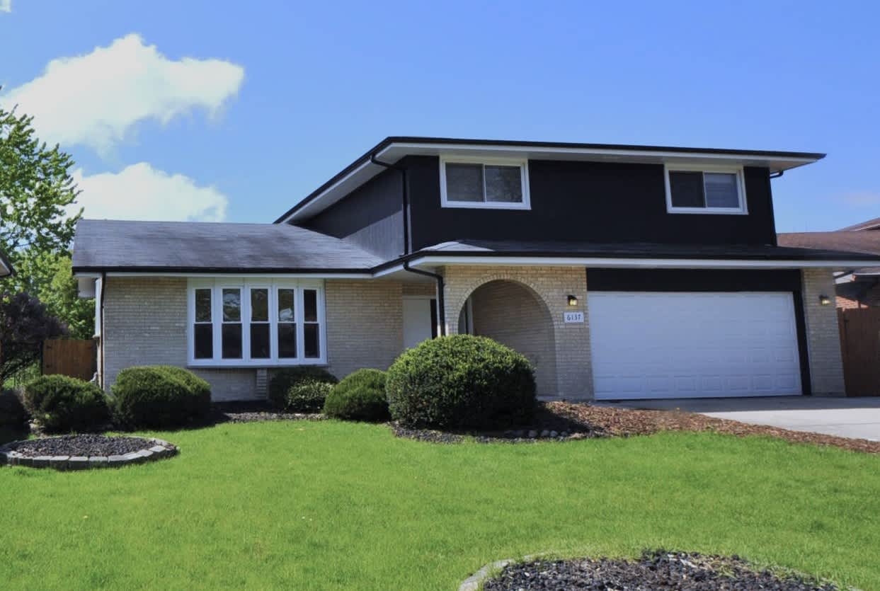 4-Bed Home at 6139 Brookwood Dr, Oak Forest