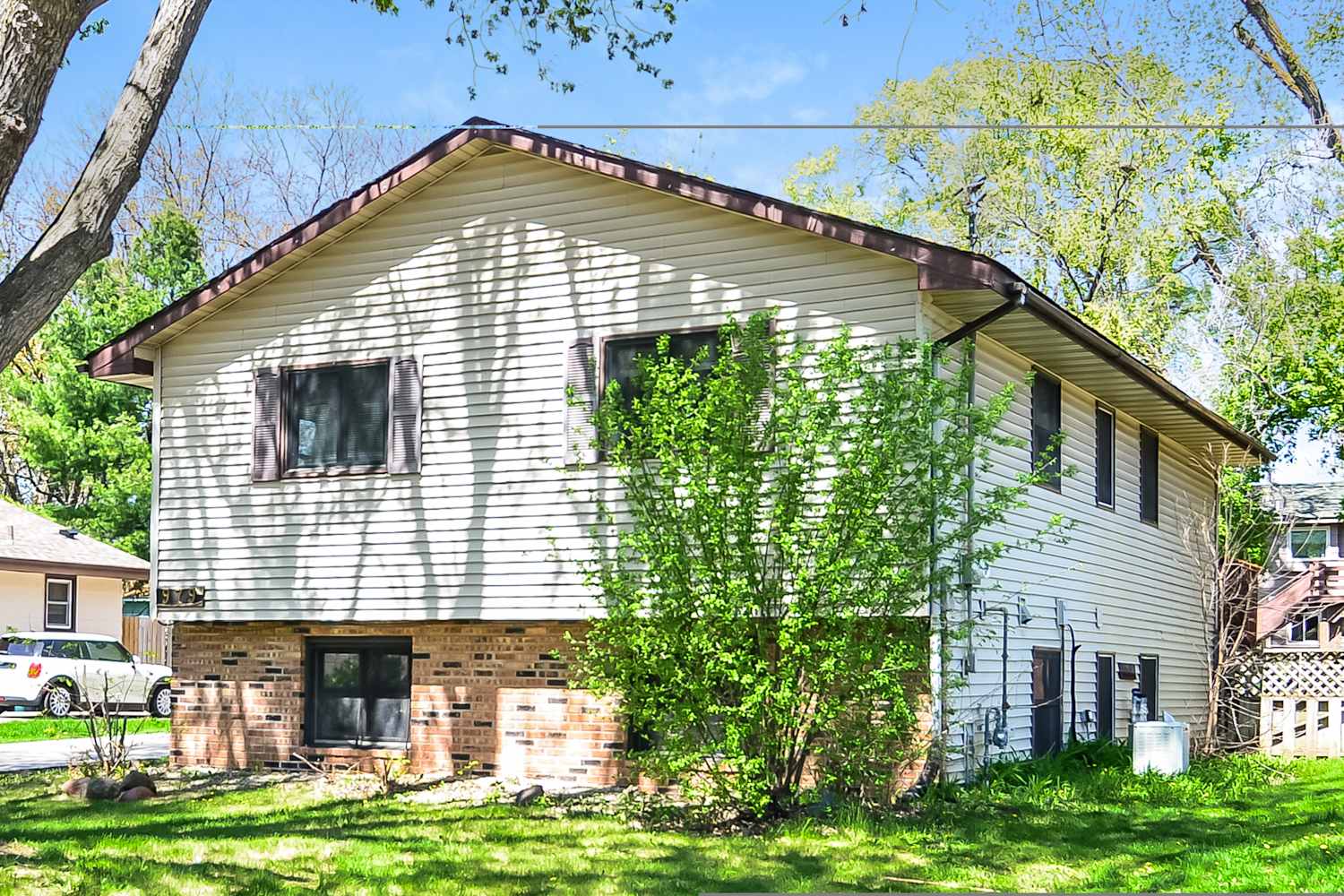 4-Bed House for Rent - 979 44 1/2 Ave NE, Columbia Heights, MN